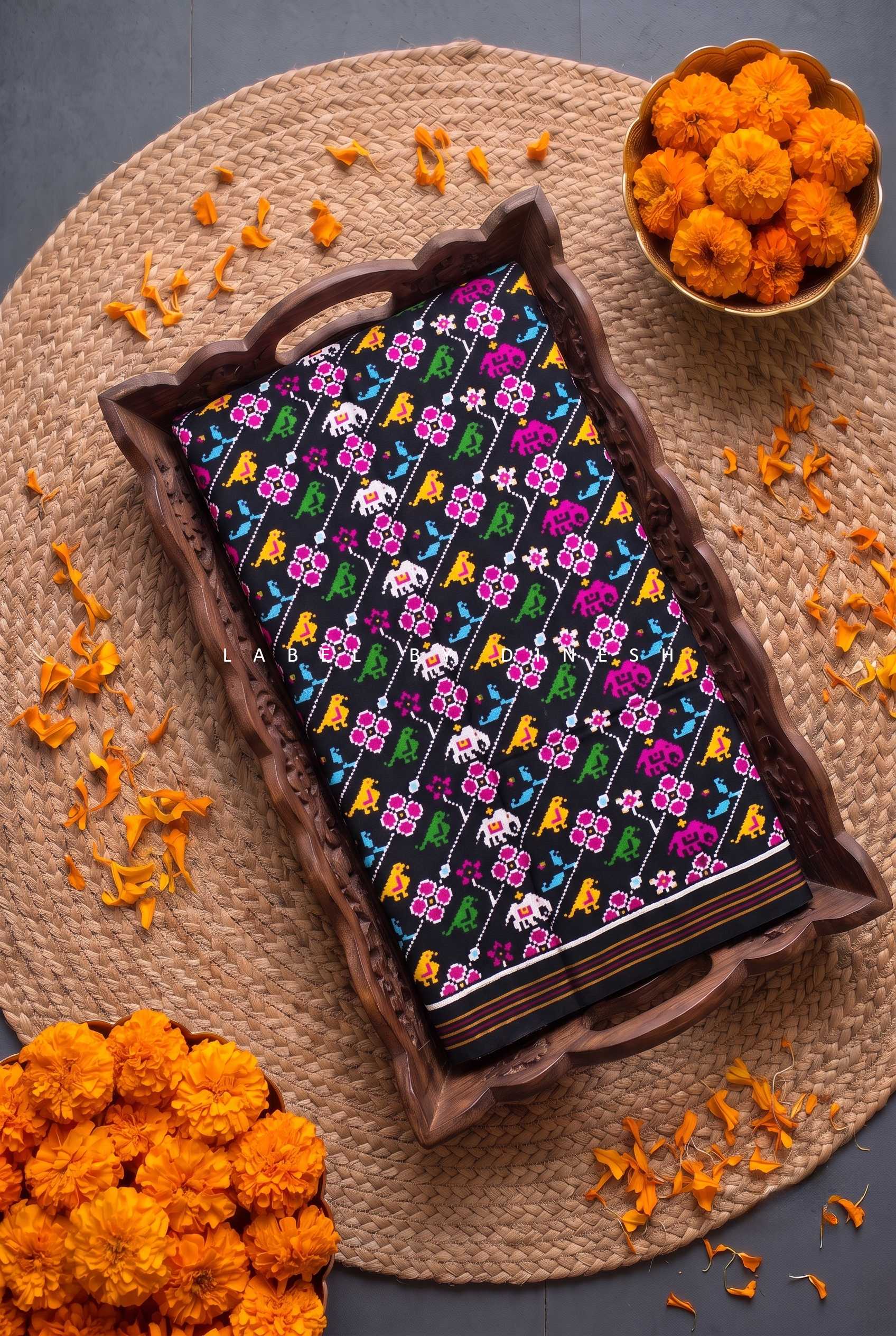 Black Small Figures In Lahariya Patola Saree_1